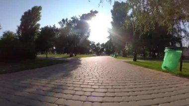Kharkiv, Ukrayna - 15 Eylül 2020: Harkiv 'deki Strelka parkının güneşli geçidi boyunca at sürmek