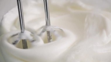 Aşçılık kremi hazırlamak için karıştırıcı kullanılıyor