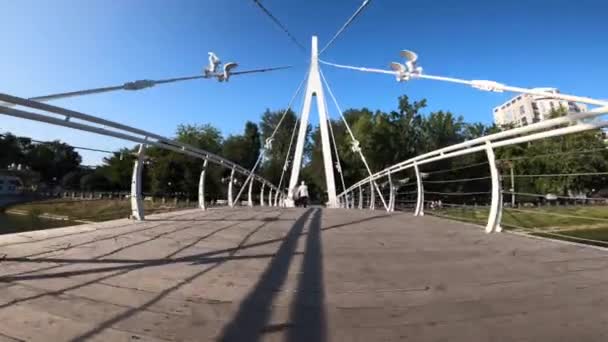 Kharkiv Ucrânia Setembro 2020 Caminhando Longo Ensolarada Ponte Parque Strelka — Vídeo de Stock