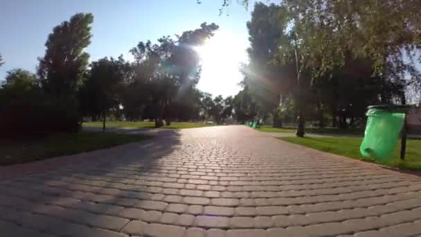 Charków Ukraina Września 2020 Przejażdżka Słoneczną Aleją Parku Strelka Charkowie — Wideo stockowe