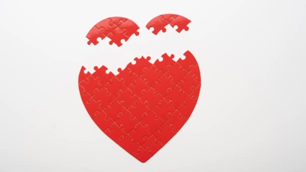 Schritt Der Passenden Teile Des Roten Puzzles Form Eines Herzens — Stockvideo