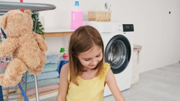 Klein Meisje Opknoping Teddyberen Droger Met Wasknijpers Het Wassen Wasruimte — Stockvideo