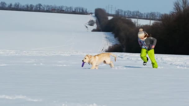 Chica Feliz Persiguiendo Perro Lindo Nieve Brillante — Vídeos de Stock