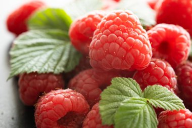 Yapraklı taze kırmızı ahududu.