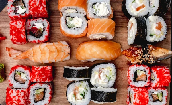 Conjunto Sushi Maki Colorido Mesa Madeira Com Camarões Arroz Salmão — Fotografia de Stock