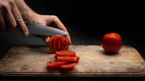 Tomates Cerises Sur Planche Bois Coupée Couteau Par Des Mains — Photo
