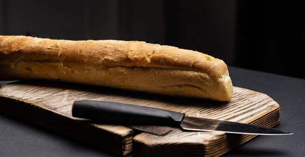 Franse Stokbrood Voor Bruschettas Houten Plank Met Mes Met Kopieerruimte — Stockfoto