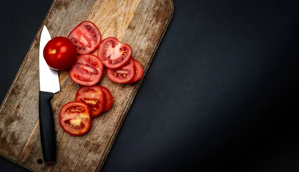 Tomates Cereja Fatiados Com Faca Tábua Madeira Fundo Com Copyspace — Fotografia de Stock