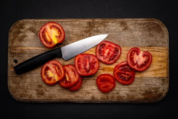 Sliced Cherry Tomaten Met Mes Houten Plank Achtergrond Met Copyspace — Stockfoto