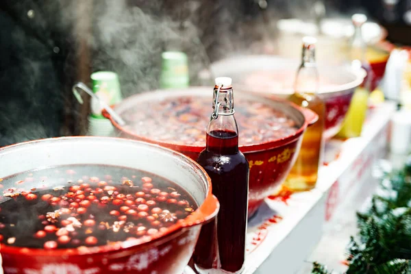 Beverages Berries Hot Mulled Wine Pots Street Food Market Christmas — Stock Photo, Image
