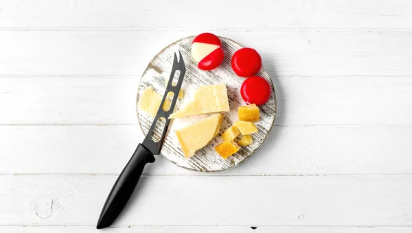Queso Italiano Parmesano Plato Con Cuchillo Otras Delicatessen Delicioso Aperitivo —  Fotos de Stock
