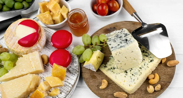 Different Kinds Cheese Served Green Olives Tomato Grape Gourmet Nutrition — Stockfoto