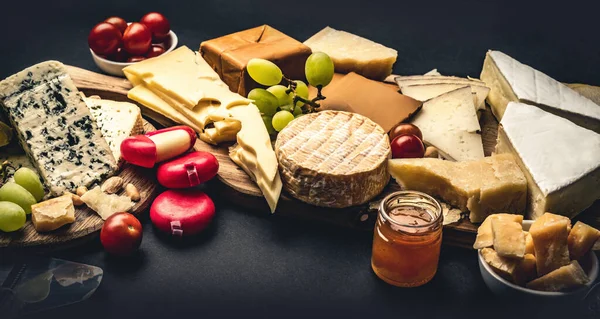 Různé Druhy Sýrů Podávané Hrozny Medem Rajčaty Organický Parmezán Brie — Stock fotografie