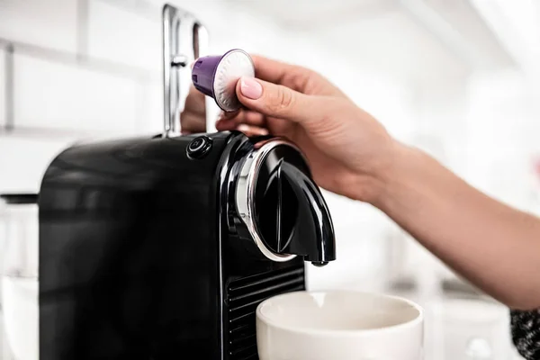 女の子の手は自宅のクローズアップでコーヒーマシンにカプセルを入れた プロのエスプレッソメーカーを使ってイタリアのカフェイン飲料を準備する女性 — ストック写真