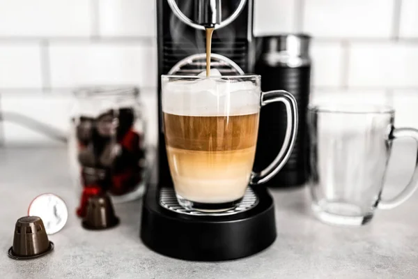 Kávovar Kapslemi Krémové Cappuccino Průhledném Šálku Doma Espresso Kofein Výrobce — Stock fotografie