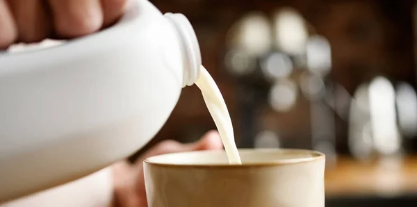Mädchen Gießt Hause Milch Tasse Küche — Stockfoto