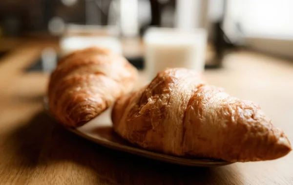 Dva Čerstvé Croissanty Kuchyňském Stole Francouzská Snídaně — Stock fotografie