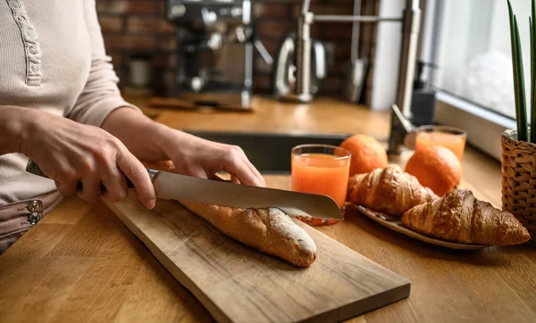 Menina Mão Cortar Baguete Francês Com Faca Cozinha Pão Fresco — Fotografia de Stock