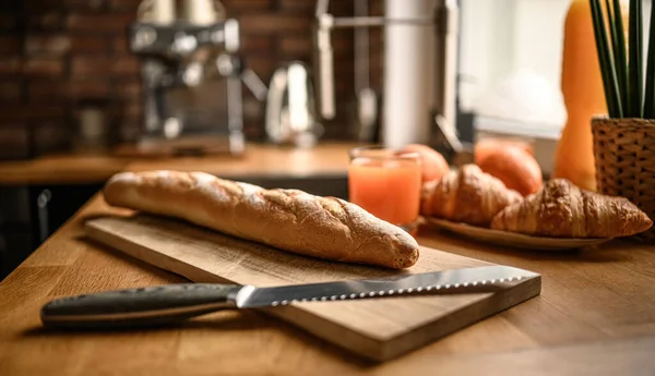 Mutfaktaki Kesme Tahtasındaki Taze Baget Taze Fransız Kahvaltısı Yapıyorum — Stok fotoğraf