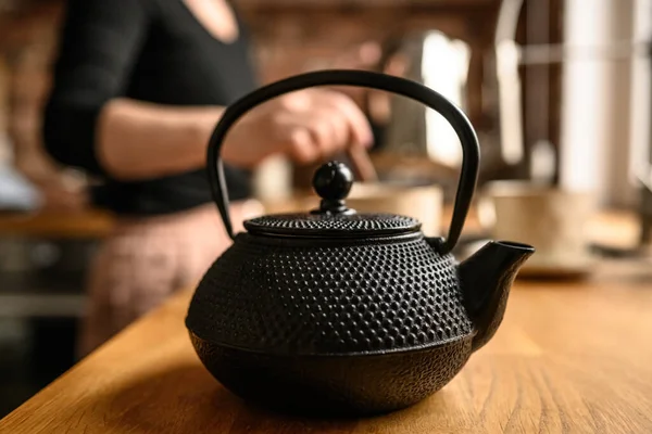 Schwarze Metallteekanne Mit Heißem Tee Der Küche Teetrinken Mädchen Kocht — Stockfoto