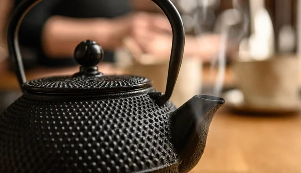 Schwarze Metallteekanne Mit Heißem Tee Der Küche Teetrinken Mädchen Kocht — Stockfoto