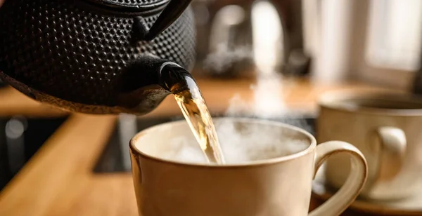 Mutfaktaki Metal Çaydanlıktan Sıcak Siyah Çay Döküyorum Bardaktan Buhar Çıkıyor — Stok fotoğraf