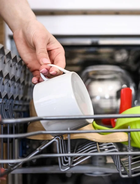 Bir Kız Mutfaktaki Bulaşık Makinesine Bardak Koydu Çamaşır Makinesinde Kadın — Stok fotoğraf