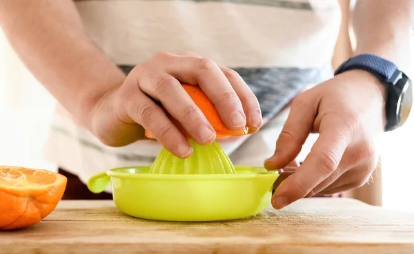 Adam Olgun Portakalı Elle Sıkıyor Mutfakta Doğal Meyve Suyu Yapmak — Stok fotoğraf