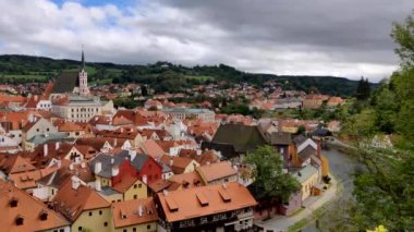 Çek Cumhuriyeti 'nin Krumlov şehrinin güzel manzarası. Arkasında kara bulutlar var.