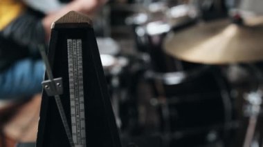 Müzik ritmi ve müzik okulunda davulla ölçülen incelik için mekanik metronom. Müzisyenler ve şarkı yapımcıları için klasik bir araç