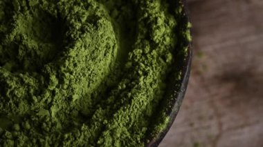 Kibrit yeşil çay tozu yakın görüntüde dönüyor