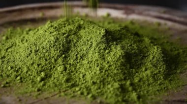 Kibrit yeşili çay tozu dökülüyor.