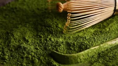 Kavanozda kibrit yeşili çay tozu çırpmak için çırpma ve bambu kaşığı