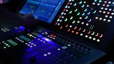 ses mühendisi mixerda çalışıyor, kayıt ve karışık müzik süreci