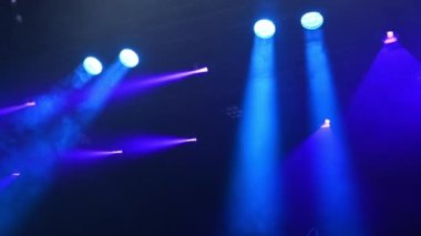 Sahne tavanı ışığı, parlak mavi spot ışıkları konser sırasında ya da gösteri sırasında müzik sahnesinde.