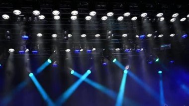 Sahne tavanı ışık yıldırımı ve yanıp sönen ışıklar, müzik sahnesinde parlak mavi ışıklar konser sırasında ya da gösteri sırasında