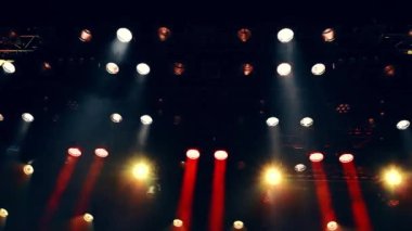 Atmosferik sahne ışıkları konser sırasında yanıp sönüyor veya gösteriliyor