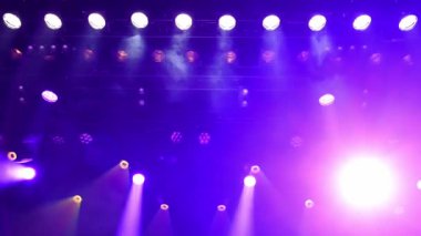 Müzik konseri sahne şimşeği sahneyi aydınlatıyor
