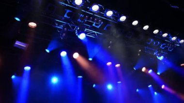 Parlak mavi tavan sahne ışıklarını sahne sisi boyunca aydınlatır. Müzikal konser sırasında ya da gösteri sırasında.