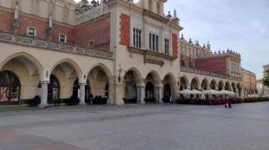 Krakow, Polonya - 19 Eylül 2018: Polonya 'nın Krakow kentinin merkez pazar meydanında Sukiennice' in inanılmaz mimarisine bakın.