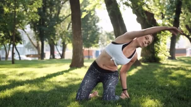 Hübsches Mädchen Das Morgens Yoga Macht Und Ihren Körper Der — Stockvideo