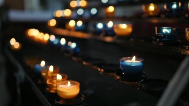 Зажигание Свечей Прозрачных Люстрах Внутри Соборной Церкви Традиционное Христианское Богослужение — стоковое видео