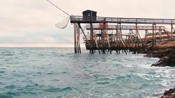Stenig Havsstrand Saint Palais Frankrike Med Fiskestuga Kvällstid Ocean Kust — Stockvideo