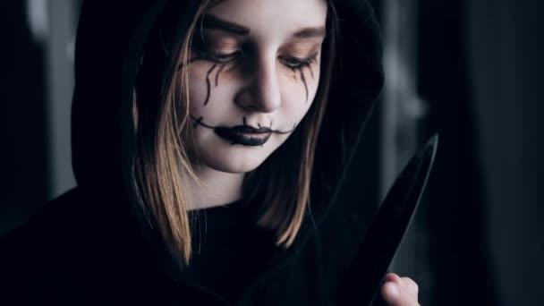 Spooky Preteen Girl Knife Black Halloween Dark Makeup Scary Child — Vídeo de Stock