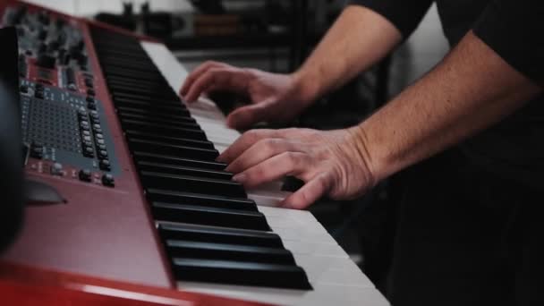 Мужчина Играет Клавиатуре Музыка Страстью Крупным Планом Исполнение Музыкантом Классической — стоковое видео