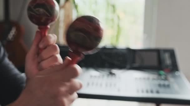 Άνθρωπος Χέρια Maracas Παίζει Μεξικάνικη Παραδοσιακή Μουσική Εσωτερικούς Χώρους Μουσικός — Αρχείο Βίντεο