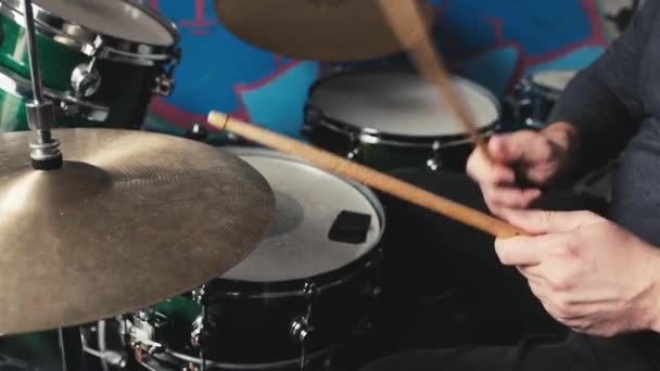 Męskie Dłonie Grające Perkusji Brązowe Talerze Pałeczkami Perkusyjnymi Muzyk Podczas — Wideo stockowe