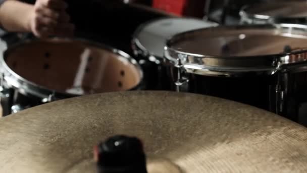 Männliche Hände Spielen Live Auf Trommeln Und Bronzenen Becken Platten — Stockvideo