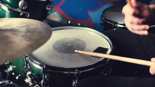Ręce Grające Perkusji Pałeczkami Rockowym Rytmem Muzyk Talerzem Instrumentem Muzycznym — Wideo stockowe