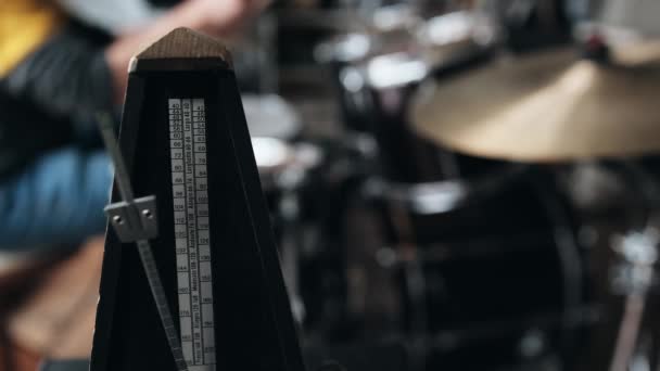 Механический Метроном Измерения Музыкального Ритма Такта Музыкальной Школе Барабанами Классический — стоковое видео